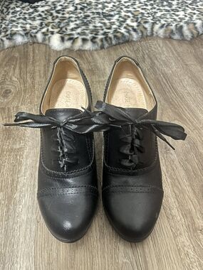 Chase + Chloe Black Leather Lace-Up Women's Oxfords